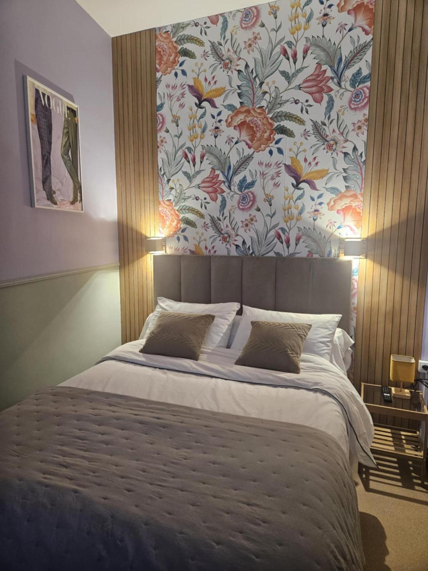 Coco Marco Hotel Nyons Bagian luar foto